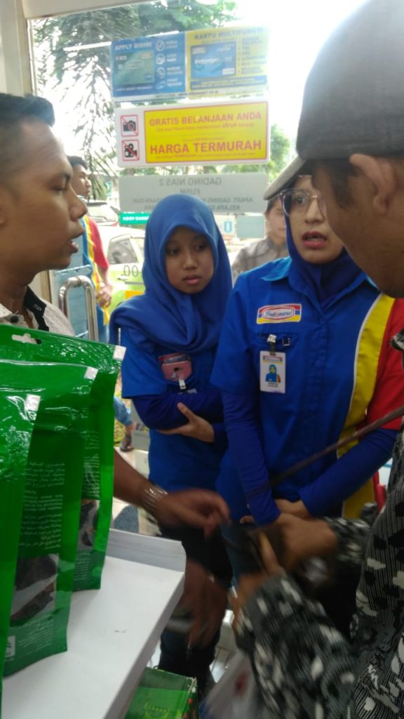Dapati Roti Kedaluarsa, Konsumen yang Kecewa Akan Laporkan Indomaret Pada BPOM dan Polres 4