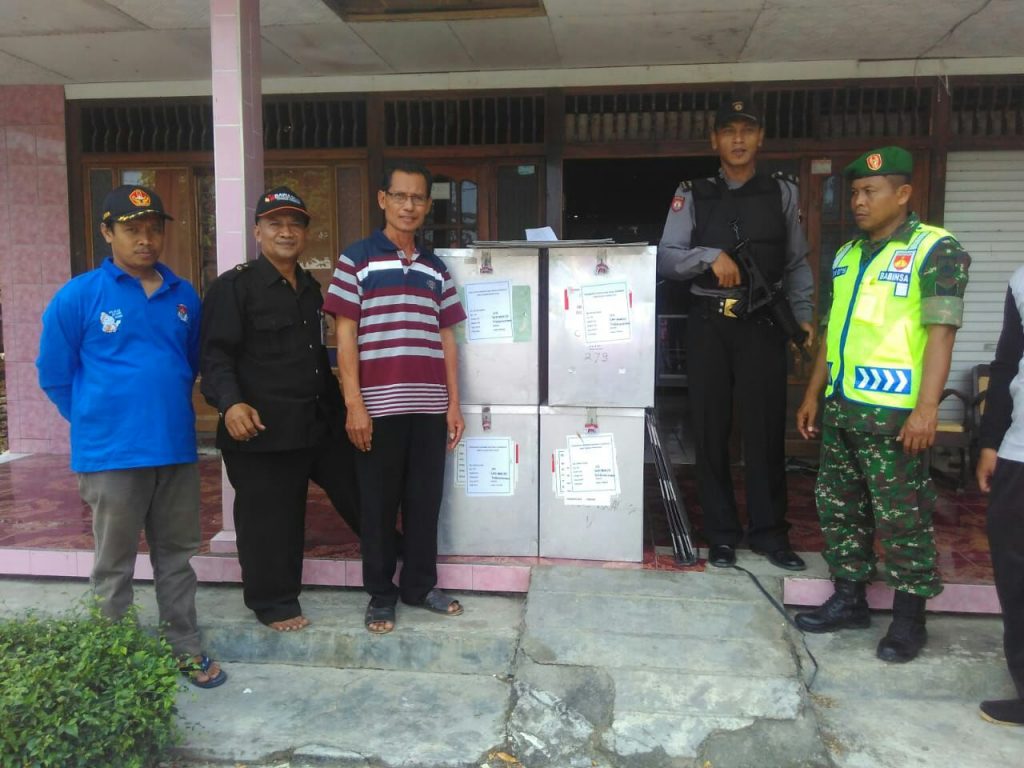 Polsek Kebonagung Kawal Pendistribusian Kotak Suara 4