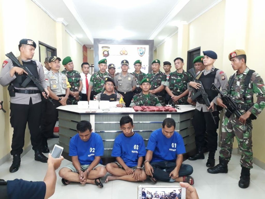 Penyelundup Narkoba Loncati Pagar Perbatasan RI Dengan Malaysia Berhasil Ditangkap 5