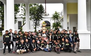 Dapat Jaket Keren Asean Games Dari Jokowi, Wartawan Istana Semringah 1