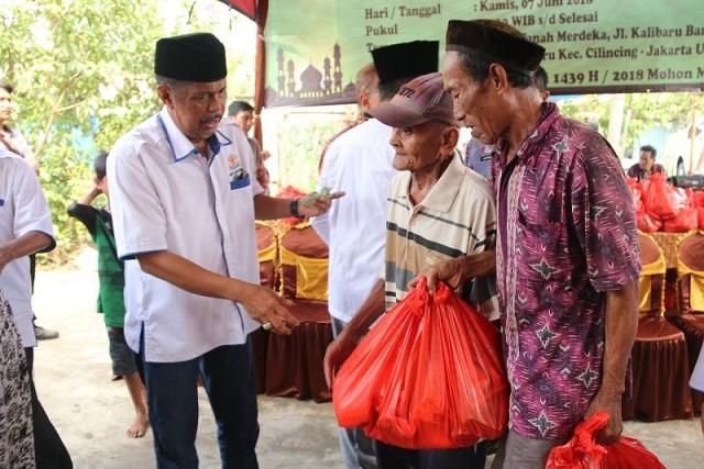 KADIN Jakut Bagikan 300 Paket Sembako, Walkot: Banyak Warga Butuh Bantuan 4