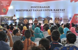 Presiden Jokowi Kembali Serahkan Sertifikat Tanah Untuk Rakyat 2