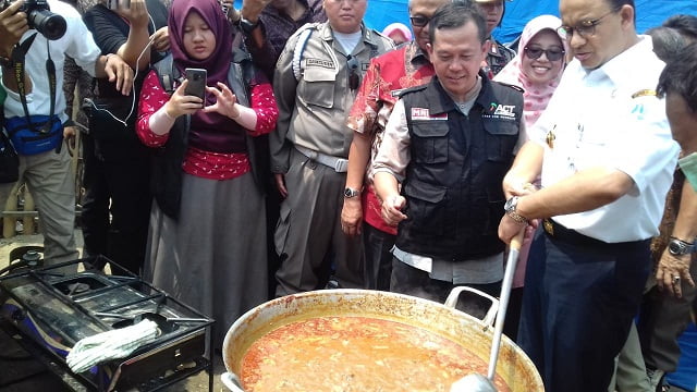 anies-kalibaru Gubernur DKI Aduk Tongseng Tuk Makan Warga Jakut 2