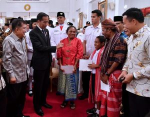 Presiden Jokowi Hadiahi Khusus Joni Sipemanjat Tiang Bendera 2 Presiden Jokowi Hadiahi Khusus Joni Sipemanjat Tiang Bendera 2