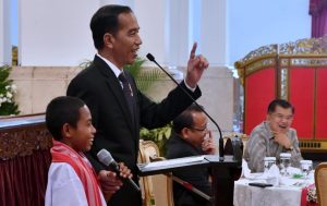Presiden Jokowi Hadiahi Khusus Joni Sipemanjat Tiang Bendera 20