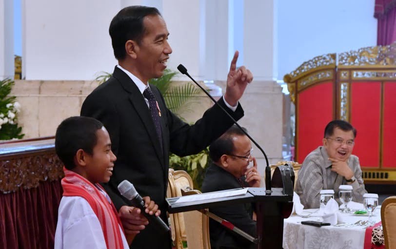 Presiden Jokowi Hadiahi Khusus Joni Sipemanjat Tiang Bendera 4