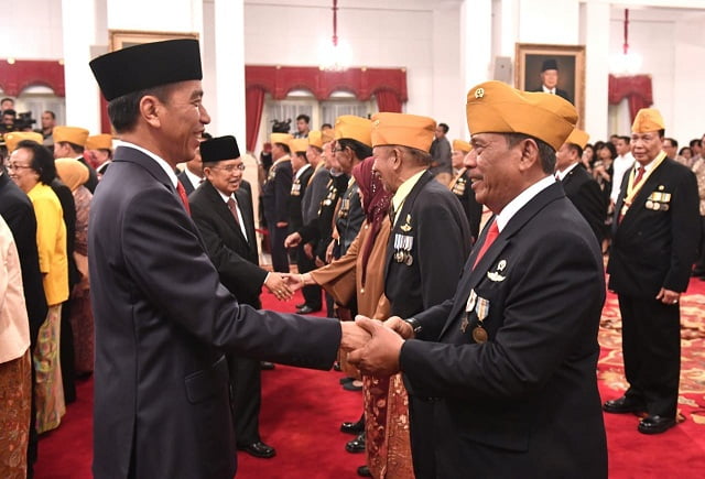 Jokowi Lantik Anggota dan Dewan Pertimbangan Pusat LVRI 5