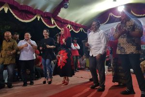 Panggung Puncak HUT RI di RW Kebon Bawang Digoyang Artis 17