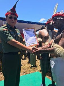 Pangdam XVII/Cenderawasi Dinobatkan Menjadi Kepala Suku Besar Papua 2