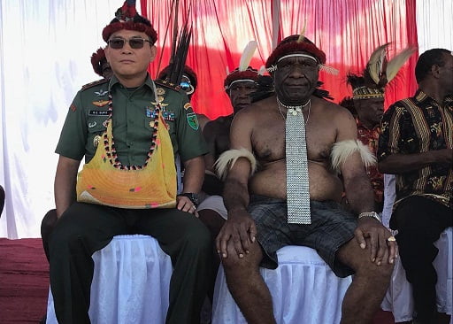 Pangdam XVII/Cenderawasi Dinobatkan Menjadi Kepala Suku Besar Papua 5