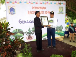 Tanam 1.000 Pohon Sukun, Bupati Kepulauan Seribu Raih MURI 17