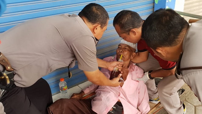 Ditemukan Sakit, Kakek "Sebatangkara" Dievakuasi Polisi ke RSUD Bojonegoro 5