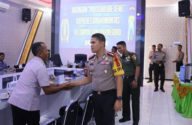 Kapolres 'Dulure Dewe' Bojonegoro Ajak Petani Cerdas Gunakan Smarphone 4