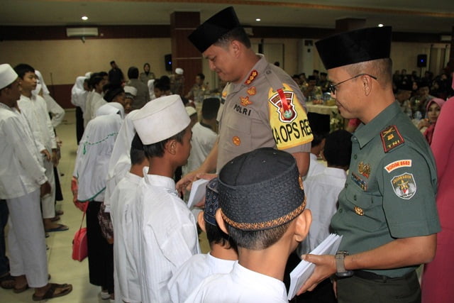 Polres - Kodim Jakbar Gelar Pengajian dan Santunan, Kapolres: Saya Sedih.. 5