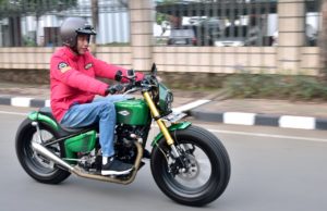 Naik Motor Custom, Presiden Jokowi Blusukan ke Pasar Anyar di Tangerang 2