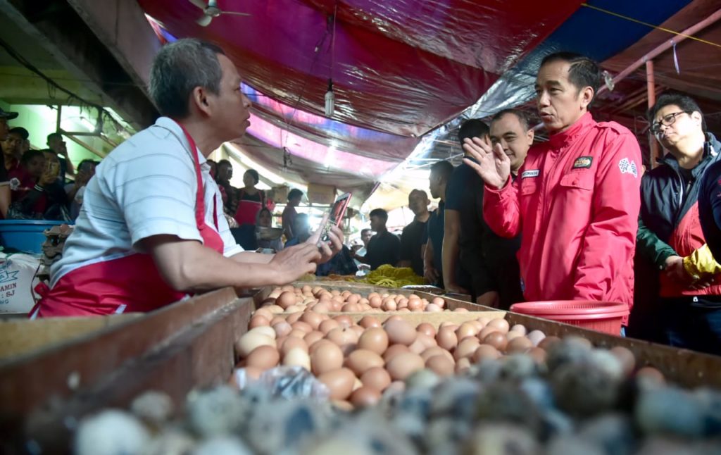 Naik Motor Custom, Presiden Jokowi Blusukan ke Pasar Anyar di Tangerang 4