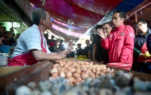 Naik Motor Custom, Presiden Jokowi Blusukan ke Pasar Anyar di Tangerang 18