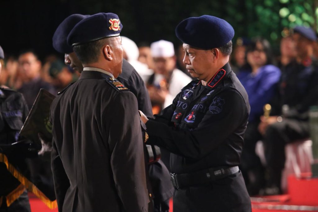 Kapolri Berikan Penghargaan Pin Emas Pada Kasatbrimob Polda Jambi  2