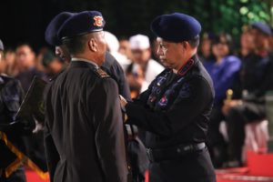 Kapolri Berikan Penghargaan Pin Emas Pada Kasatbrimob Polda Jambi  1