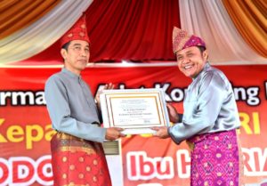 Presiden Jokowi dan Ibu Iriana Terima Gelar Adat Komering 16