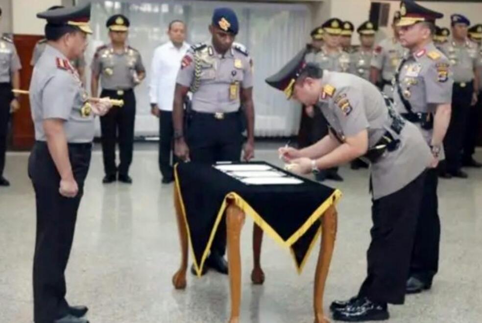 Kapolri Lantik Tomsi Tohir Sebagai Kapolda Banten 3