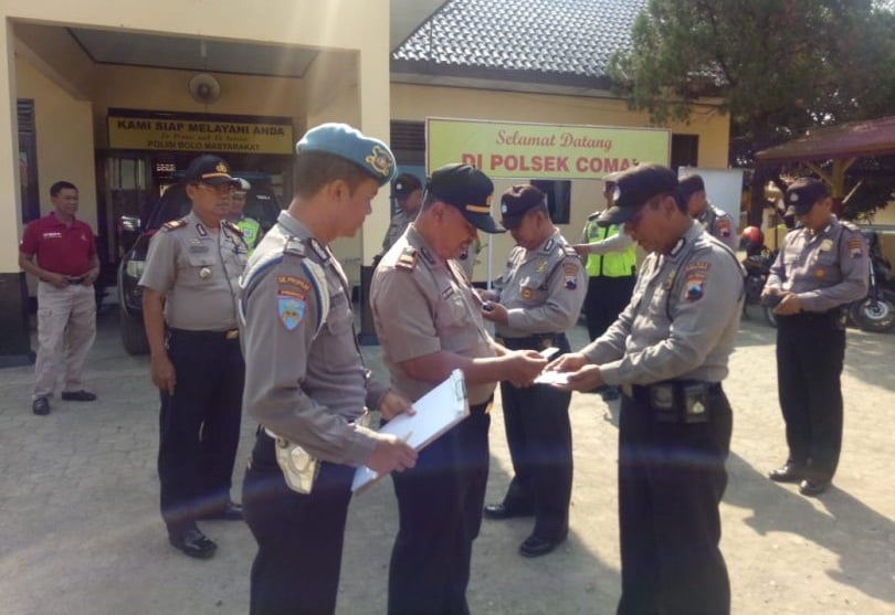 Kapolsek Comal Cek Sikap dan Kelengkapan Identitas Personil 5