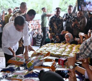 Datangi Gudang Bulog, Presiden Pastikan Stok Beras Terjaga 2