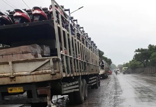 Pemotor di Jalan Cacing Keluhkan Parkir Liar Truk dan Kontainer 5