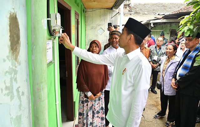 Presiden Tinjau Sambungan Listrik Gratis Untuk Warga Miskin di Bekasi 3