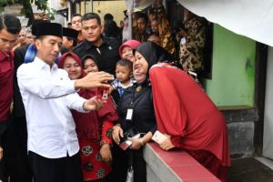 Presiden Tinjau Sambungan Listrik Gratis Untuk Warga Miskin di Bekasi 2
