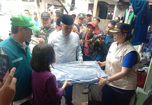 Rumah Rusak Akibat Terjangan "Puting Beliung" di Jakut di Bantu Terpal 5