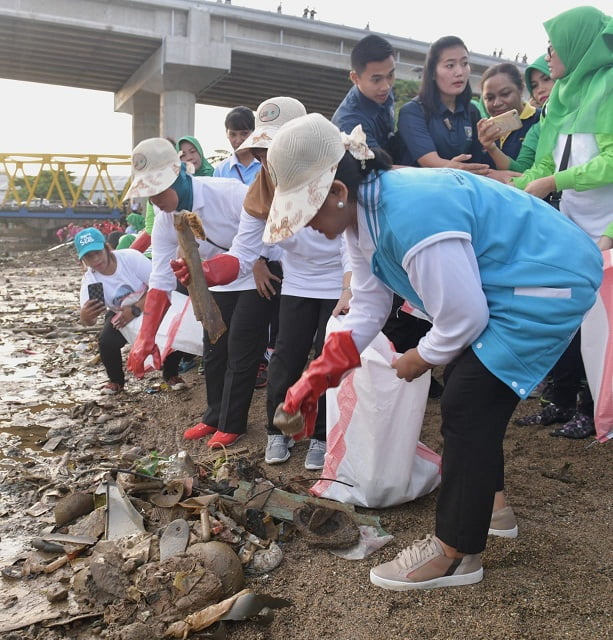 Peringati HPSN, Ibu Negara Ajak Bersih-Bersih Pantai 2