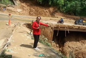Hutan Gundul, Jalur Tobasa – Parapat Terputus Akibat Longsor 19