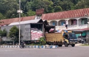 Bongkar Muat Pakan Ikan Kerambah Menuai Protes oleh Warga  1