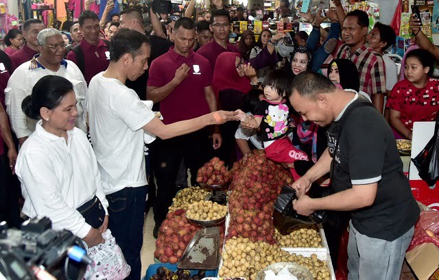 Blusukan ke Pasar Kendari Presiden Sebut Harga Stabil 4