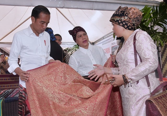Hadiri Festival Sarung, Presiden Apresiasi Keragaman Sarung Indonesia 5