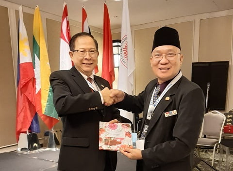 Wilson Terima Kenang-kenangan dari Presiden JAAM 2