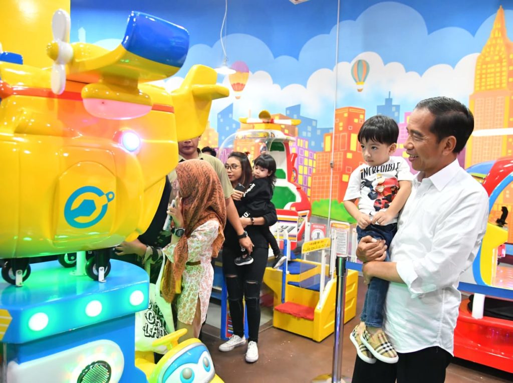 Obati Rindu Sang Cucu di Solo, Presiden Ajak Jan Ethes Bermain 3