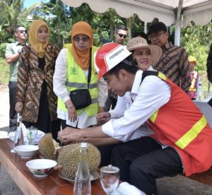 Presiden dan Ibu Iriana Ajak Warga Makan Durian 1 Presiden dan Ibu Iriana Ajak Warga Makan Durian 1