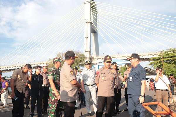 Kapolda 'Turun Gunung' Cek Situasi Arus Mudik di Pelabuhan Manado 5