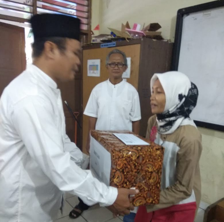 Korban Kebakaran Dapat Bantuan dari Sekolah Warakas 3