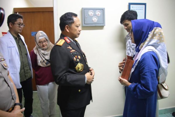 Kapolri Jenguk Anggota Luka Bakar Saat Pengamanan Unras 2