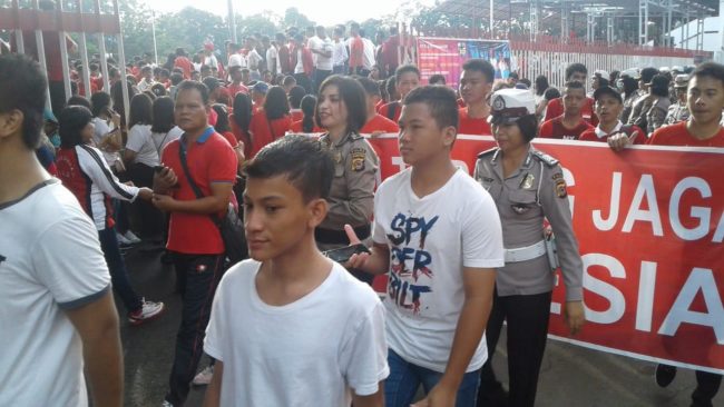 Polwan Polda Sulut Dampingi Parade Sulut Hebat Cinta Damai 191019 Dukung Pelantikan Presiden 17