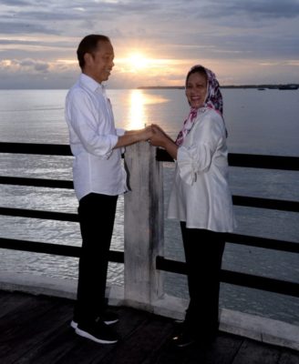 Presiden Jokowi dan Ibu Iriana Menikmati Senja di Kaimana 19