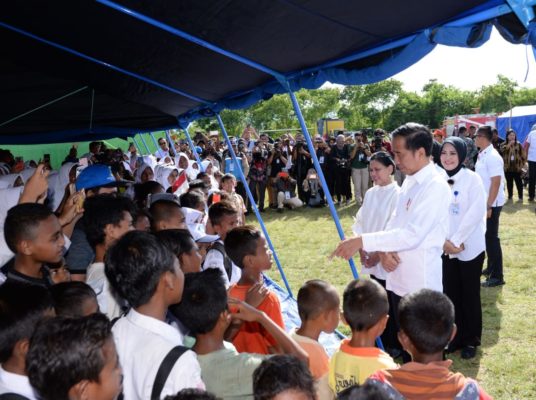 Presiden Jokowi Tinjau Langsung Posko Pengungsi Pasca Gempa di Ambon 2 Presiden Jokowi Tinjau Langsung Posko Pengungsi Pasca Gempa di Ambon 2