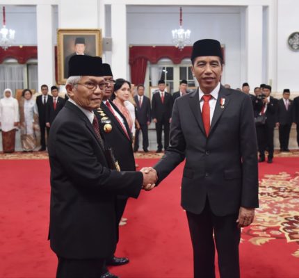Presiden Jokowi Anugerahkan Gelar Pahlawan Nasional kepada 6 Tokoh 16