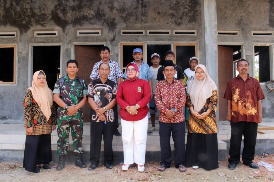 Ketua PKK Distribusikan Air Bersih dan Tinjau PAUD di Desa Garajati 2