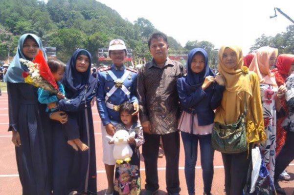 Riri Anak Sopir Truk Lulusan Terbaik Taruni AAL 1 Riri Anak Sopir Truk Lulusan Terbaik Taruni AAL 1