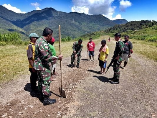 Satgas Yonif Raider 509 Kostrad Laksanakan Karya Bhakti Perbaikan Jalan 16