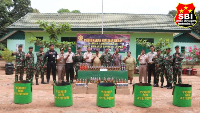 Sebanyak 1.236 Botol Miras Ilegal di Musnahkan Satgas Yonif MR 411/PDW Kostrad 1
